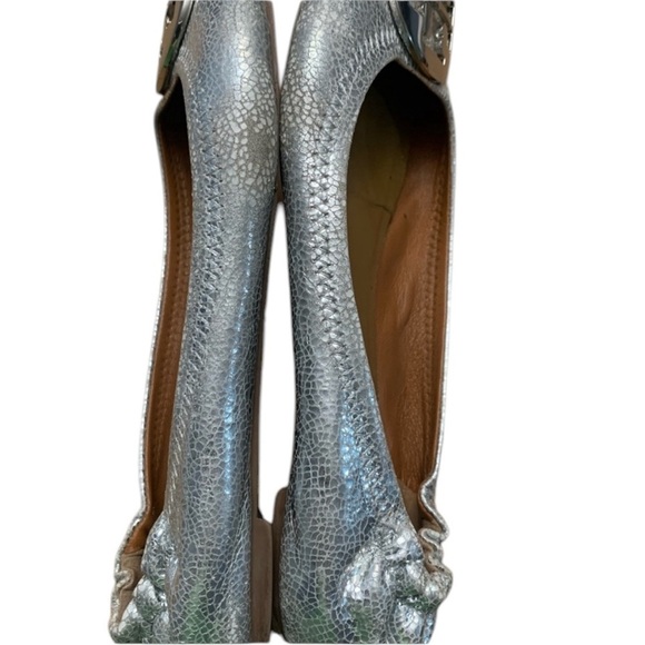 Tory Burch Size 7.5 Silver Metallic Logo Emblem Ballet Flats - Picture 5 of 8